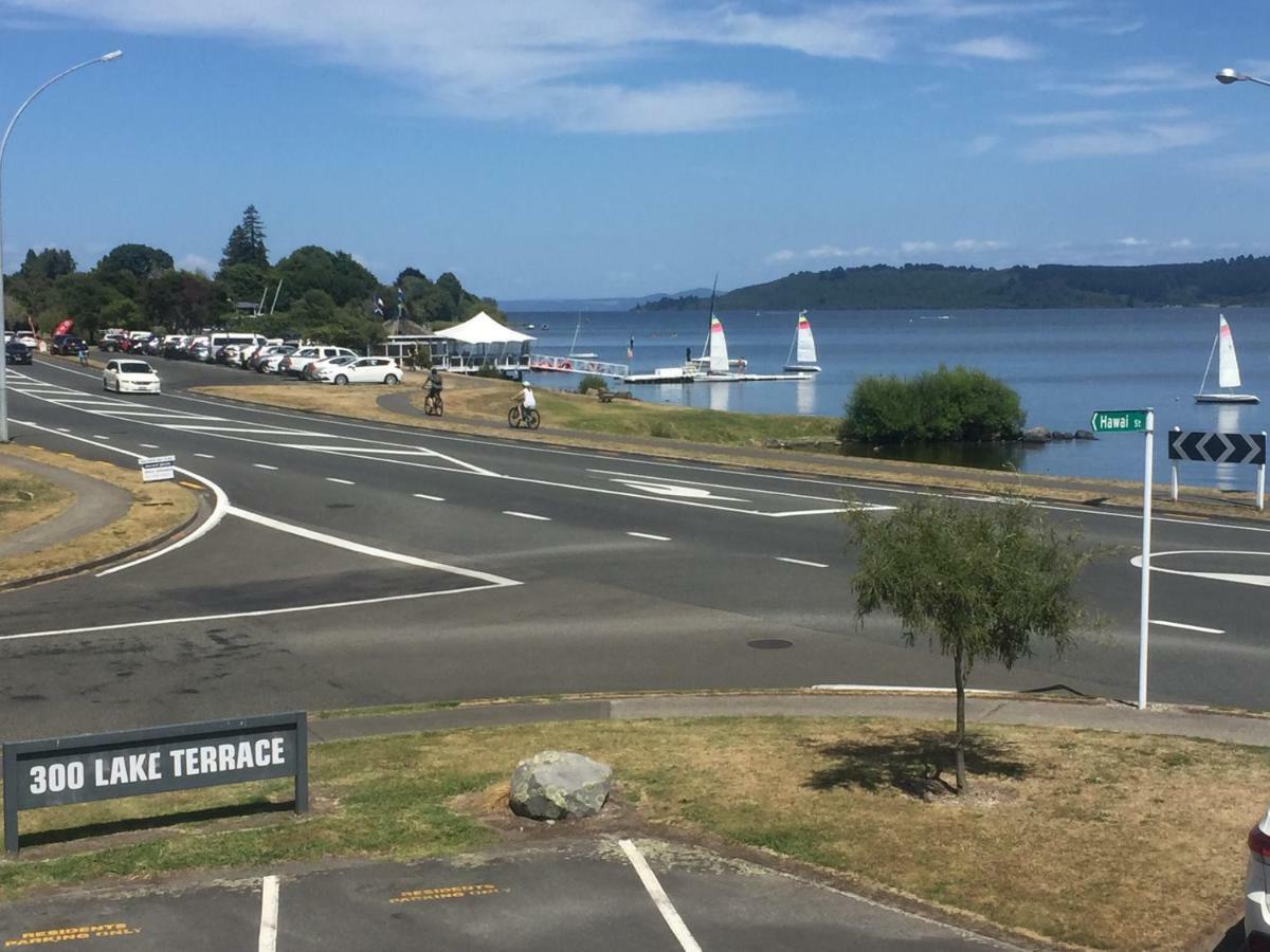 Lake Terrace Apartment Taupo Bagian luar foto