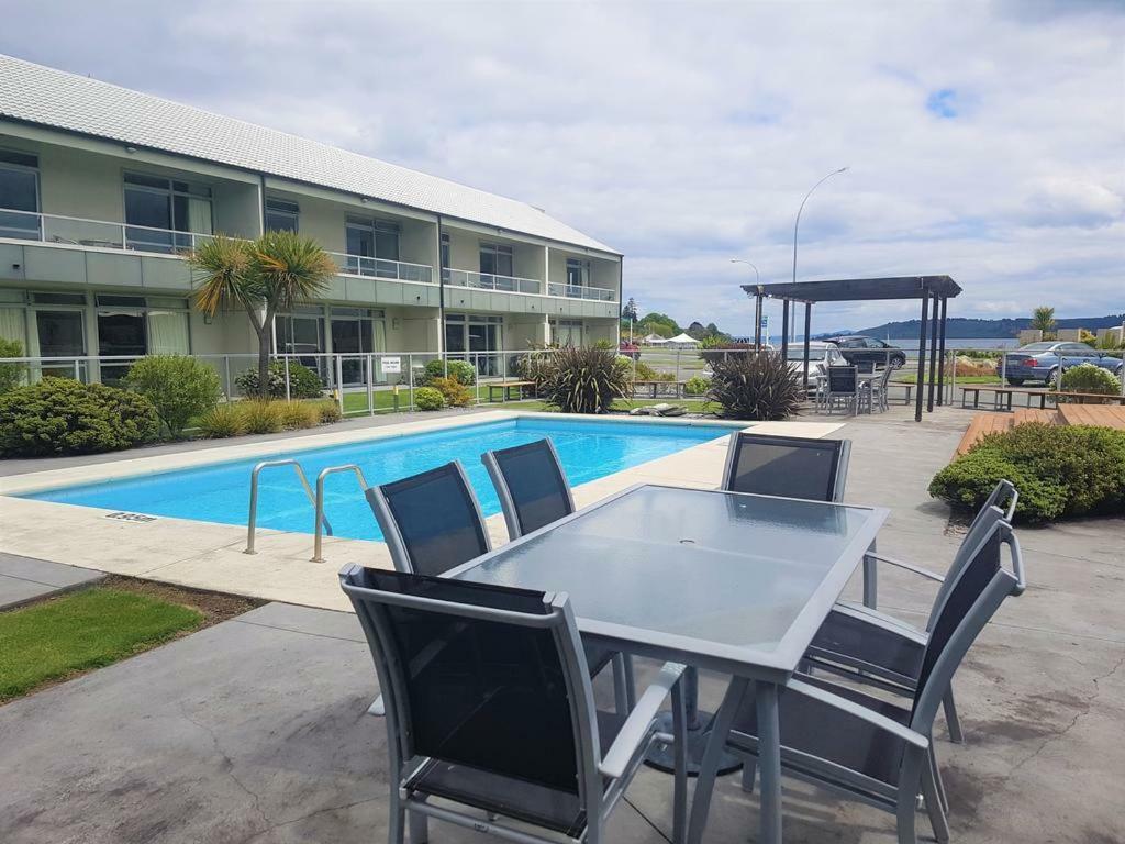 Lake Terrace Apartment Taupo Bagian luar foto